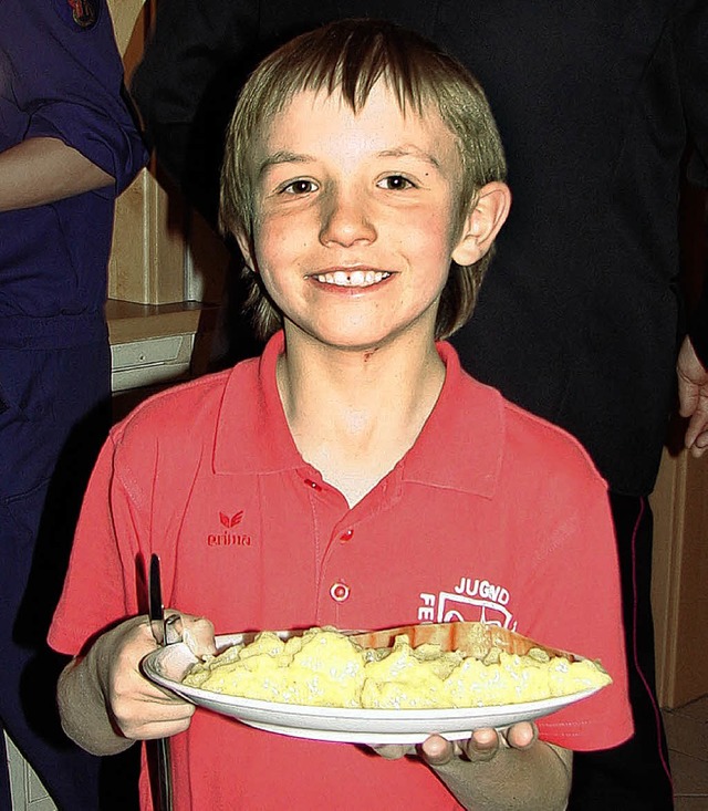 Jngster Spross bei der Jugendfeuerweh... Vater Christian Heizmann nacheifert.   | Foto: Christa Maier