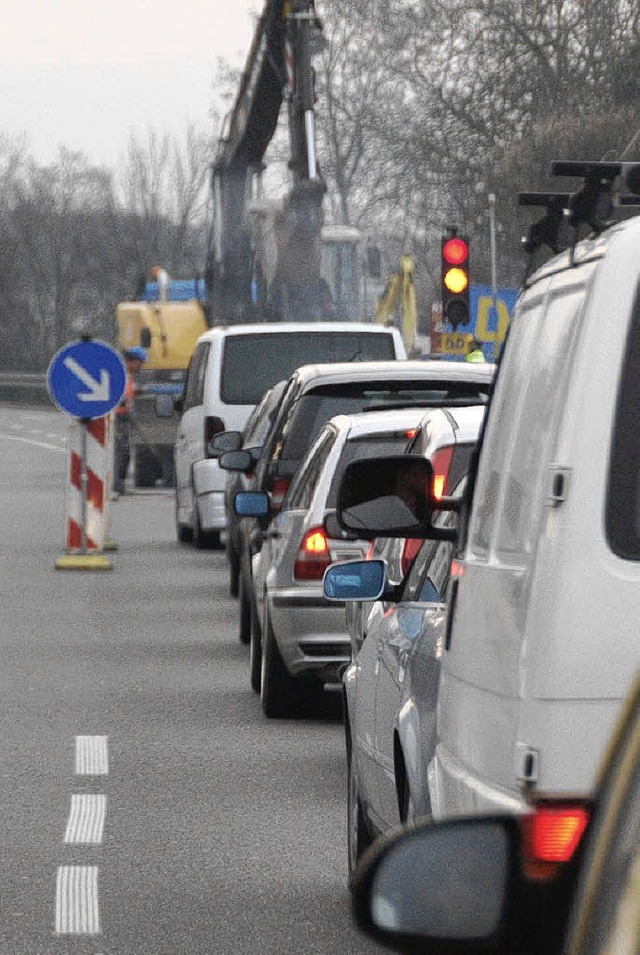 Gleich wird&#8217;s grn: Wartende an der Baustelle in Haltingen.   | Foto: Lauber