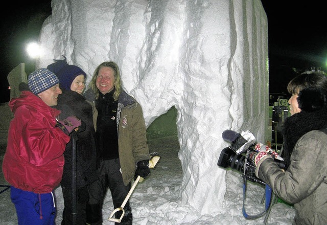 Vor der  Schneeskulptur in Nayoro: Von...zieszewska und Volker Scheurer (Weil).  | Foto: Privat