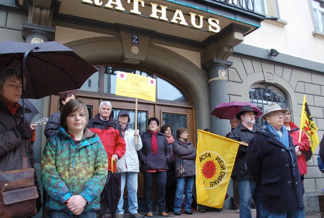 An die Schicksale Tausender in Japan u...wochabend vor dem Rathaus in Neustadt.  | Foto: Sebastian Barthmes