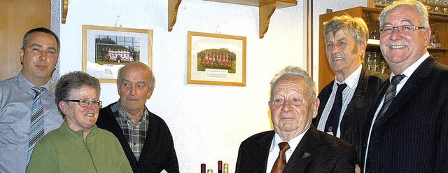 Vorstand Mathias Meier (links) und Ges...per fr 40 Jahre Mitgliedschaft ehren.  | Foto: Jrg Schimanski
