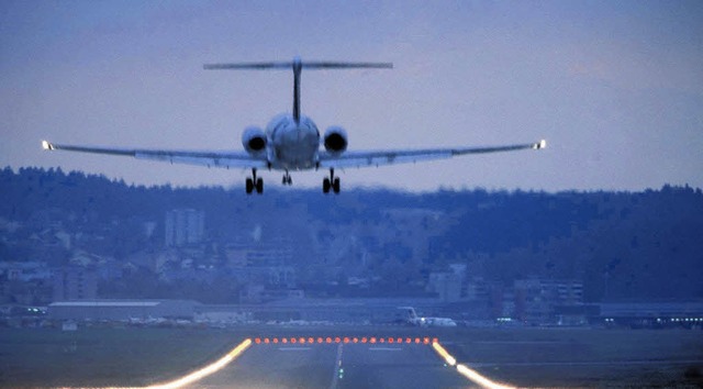 Ein Flugzeug landet in der Dmmerung a...inem Landeanflug ber Sddeutschland.   | Foto: dpa