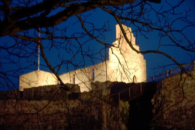 Beeindruckend: Die zur Probe beleuchtete Hochburg bei Nacht.  | Foto: Gerhard Walser