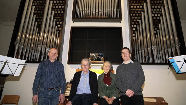 Die Organisten vor der renovierten Orgel in der Friedenskirche in Kippenheim.   | Foto: Sandra Decoux-Kone