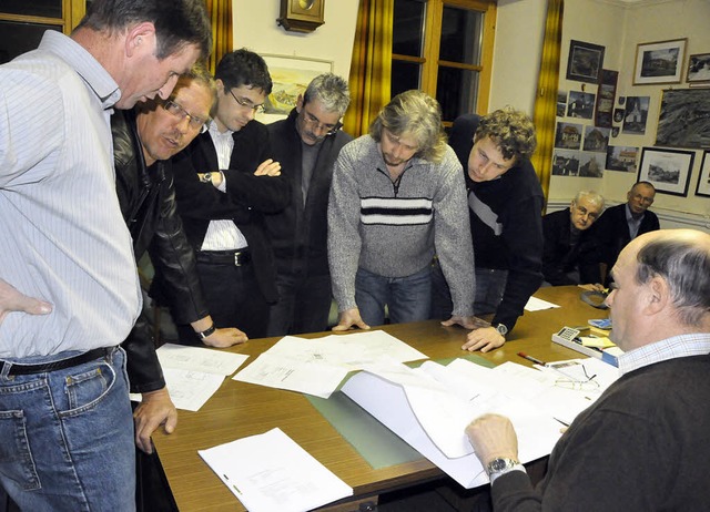 Manfred Gill (2. von links) erklrte d...rsteher Hermann Majocko die Bauplne.   | Foto: Dietmar Noeske