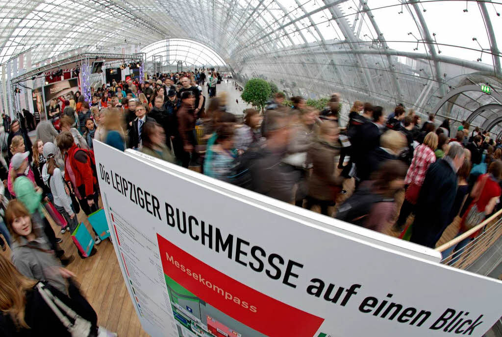 Tausende Besucher strmen zur  Leipziger Buchmesse, die am Morgen ihre Pforten ffnete.