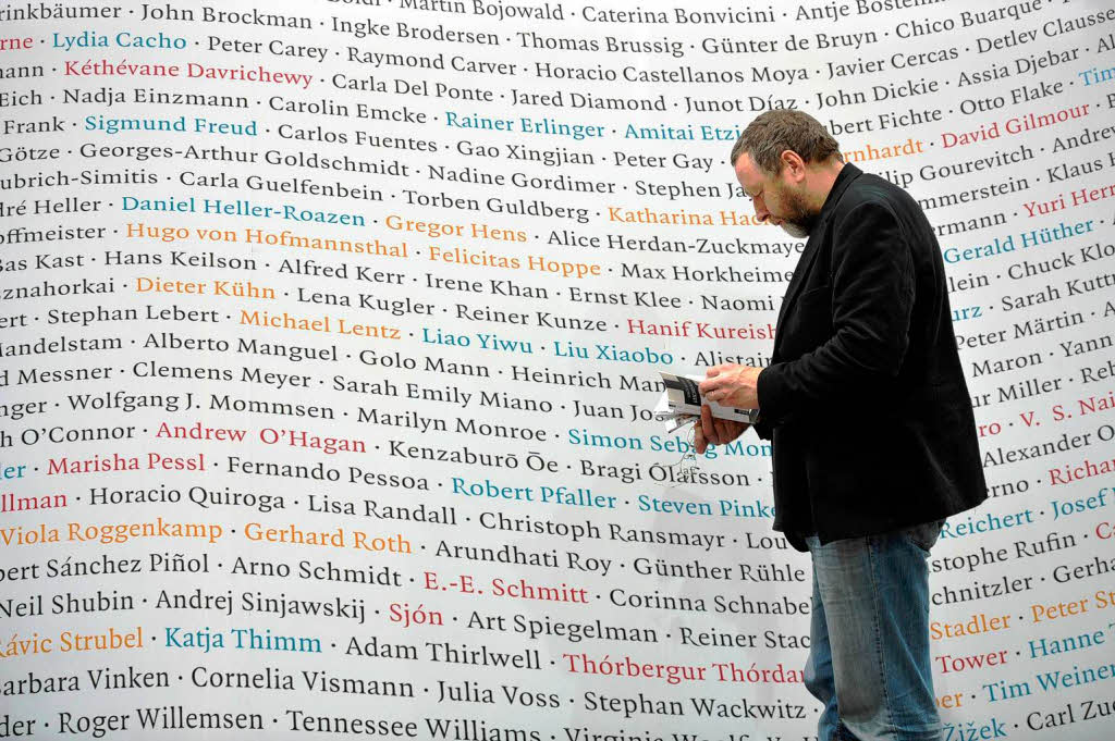Diese Wand ist vollgeschrieben mit Namen von Schriftstellern.