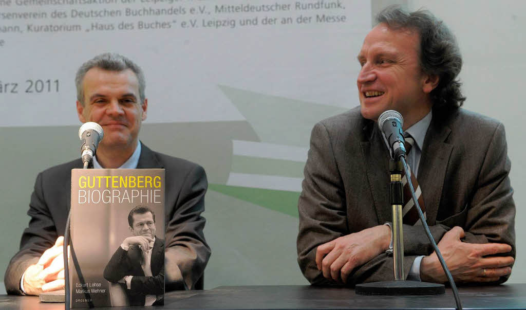 Die Autoren Markus Wehner (l.) und Eckart Lohse stellen  ihr Buch "Guttenberg Biographie" vor.