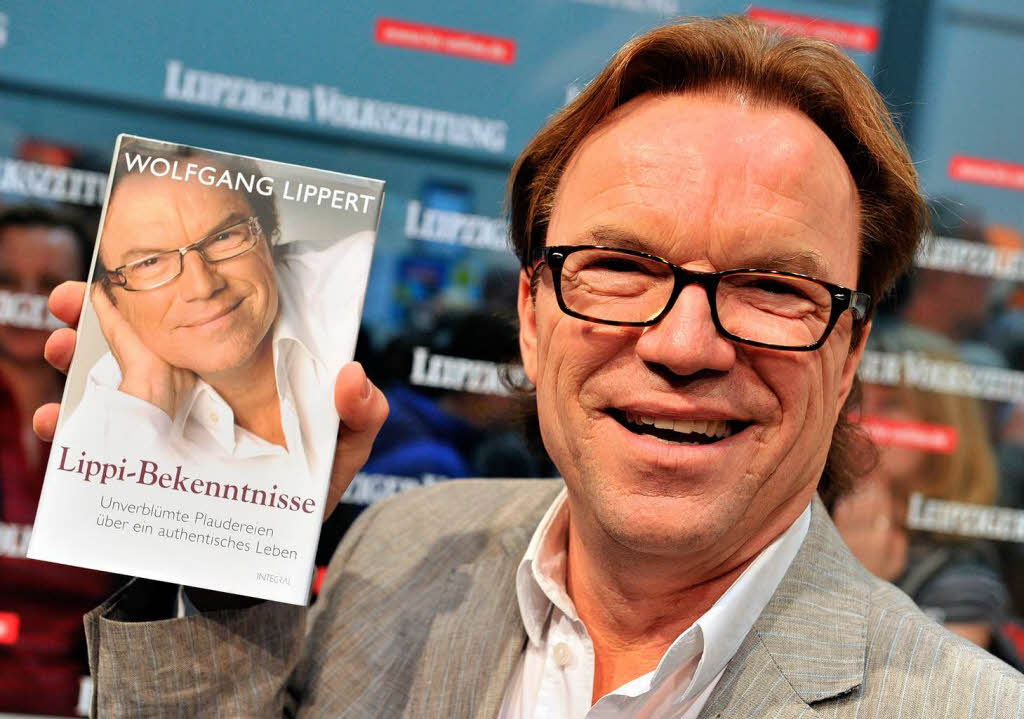 Der Entertainer Wolfgang Lippert zeigt stolz seine Autobiographie  "Lippi-Bekenntnisse".