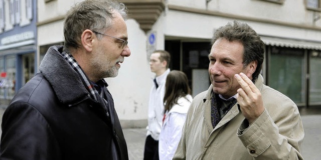 Der Linke-Politiker Klaus Ernst (rechts) im Gesprch mit einem Brger.   | Foto: Christoph Breithaupt