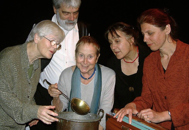 Einen Topf voller wundersamer Geschich...es beim Erzhlforum im Kesselhaus an.   | Foto: Frey