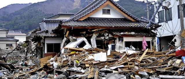 Erdbeben und Tsunami haben viele Stdt...rbeiten, kehren in ihre Heimat zurck.  | Foto: dpa