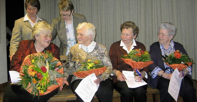 Sie wurden geehrt (von links):  Elisab...d Luise Blattmann vom Bezirksverband.   | Foto: Anne Freyer