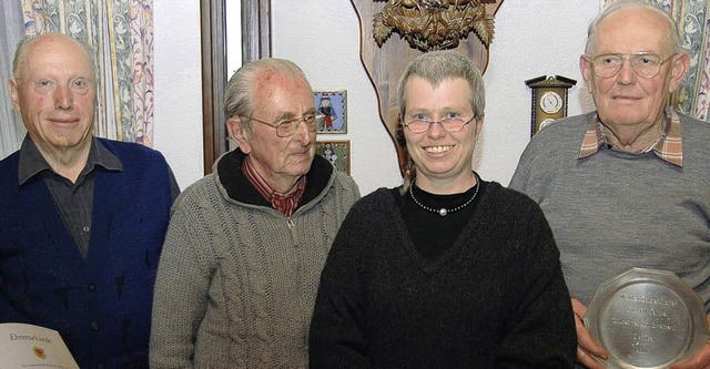 Die Vorsitzende Dorothea Raimann (Zwei...rigkeit zum Imkerverein Breisach aus.   | Foto: Hans-Jochen Voigt