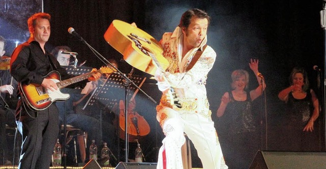 Eine tolle Elvis-Show zeigte Bob Dawn mit Band in der Schopfheimer Stadthalle.   | Foto: Hans-Jrgen Hege