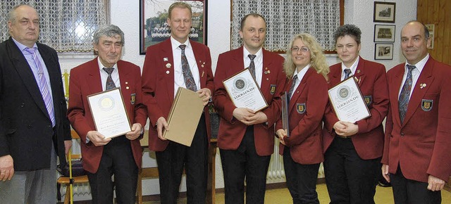 Verbandsvizeprsident Dieter Hohwieler...rsitzender Peter Glockner gratulierte.  | Foto: hans-jochen voigt