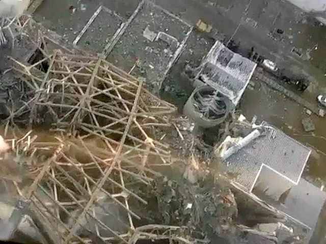 Neue Aufnahmen: Das havarierte Atomkra...shima aus der Hubschrauberperspektive.  | Foto: dpa