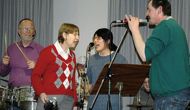 Die Band Handicap, in der zehn behinde...elen, brachte mit Schlagern Stimmung.   | Foto: Wieschenkmper