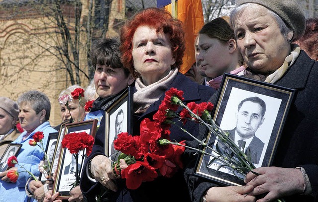 Grausam getrennt: Witwen der Tschernobyl-Arbeiter beim Gedenktag   | Foto: dpa
