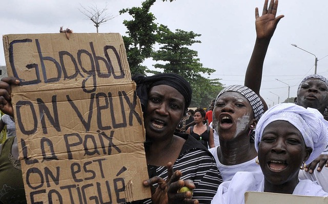 &#8222;Gbagbo, wir wollen Frieden, wir...akat der Demonstrantinnen in Abidjan.   | Foto: AFP