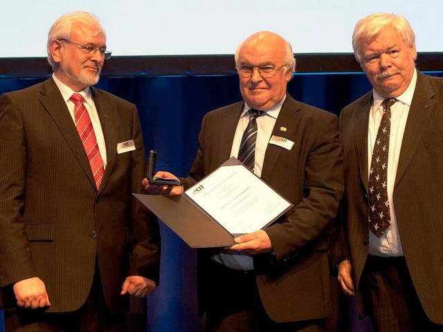Martin Herrenknecht (Mitte) wird von  ...der Ehrensenatorenwrde ausgezeichnet.  | Foto: PRIVAT