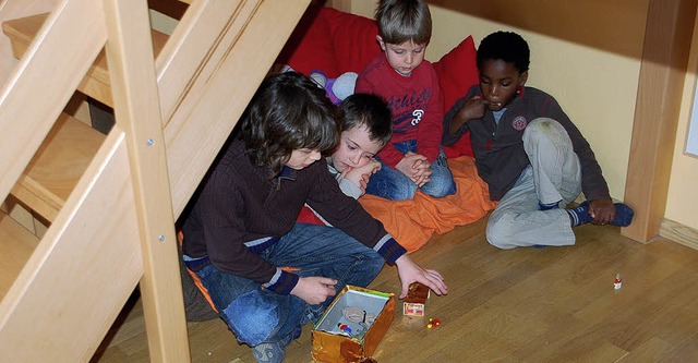 Linus erzhlt anhand seiner Schatzkiste den Kindergartenkindern ein Mrchen  | Foto: privat