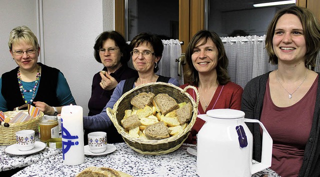 Bei Brot und Tee lieen die Teilnehmer...d im Ewattinger Pfarrsaal ausklingen.   | Foto: Annette Friedrich