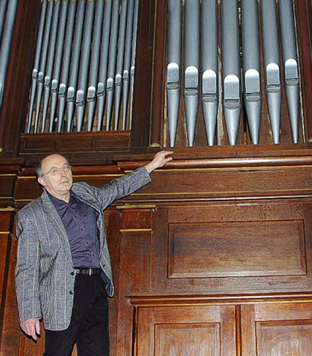 Stefan Allgaier erklrt, was an der Orgel saniert werden muss.   | Foto: wolfgang beck