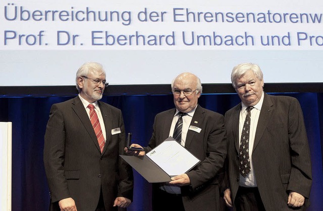Ehrensenator Martin Herrenknecht mit d...essor Horst Hippler bei der Verleihung  | Foto: PRIVAT
