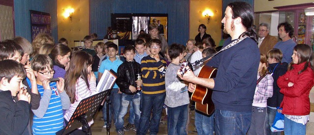 Die Mundharmonikagruppe der Realschulklasse umrahmte die Erffnung.   | Foto: Bode