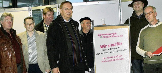 Alfred Schneider (rechts) nahm die Lis...nd seinen Vorstandskollegen entgegen.   | Foto: Cremer