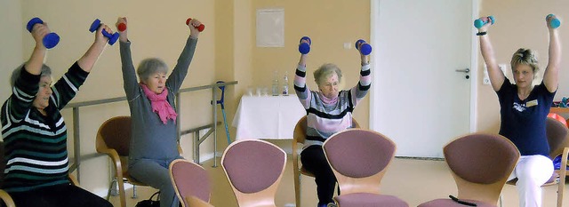 Physiotherapeutin Monika Siebold (rech...hindern soll, dass Senioren strzen.    | Foto: sabine vckt