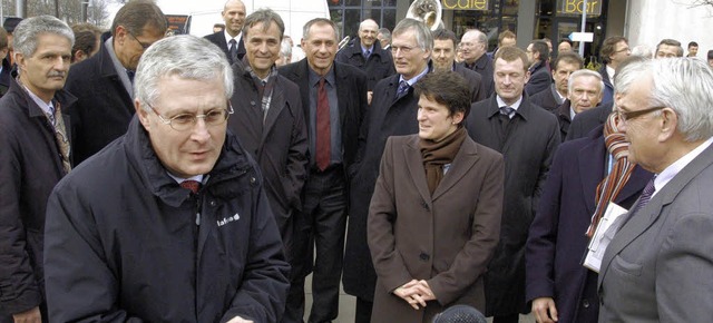 Stelldichein der  Politiker beim Spatenstich fr die Tram.  | Foto: Fillisch