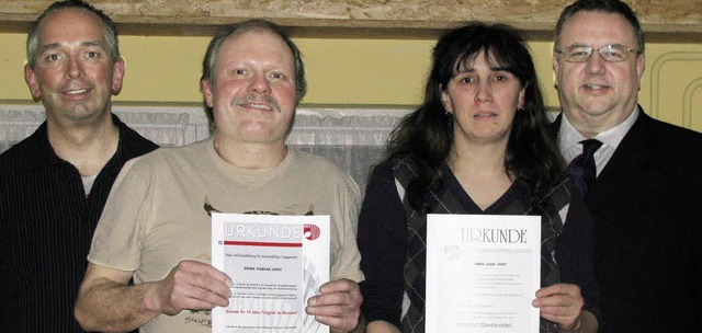 Dietmar Fink vom DHV (rechts) ehrte Ga... der Vorsitzende Markus Reif (links).   | Foto: michael gottstein