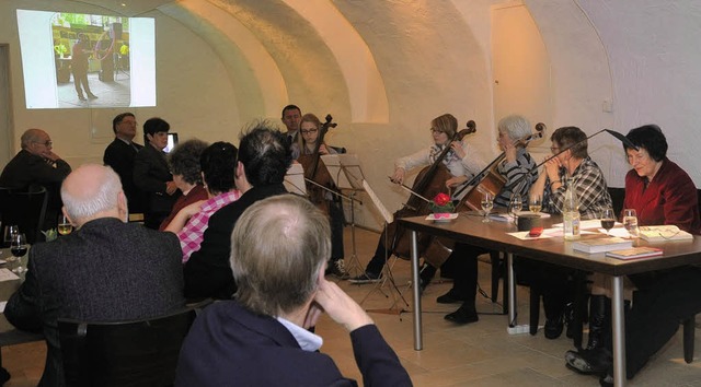 Aus Briefen  und Reden  lasen   Hannel...inkeller des Markgrfler Museums vor.   | Foto: Volker Mnch