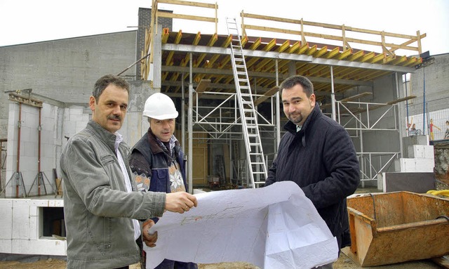 Das Team vom Bau: Lothar Guth, Polier ... und  Rume der Schulleitung befinden.  | Foto: Fischer