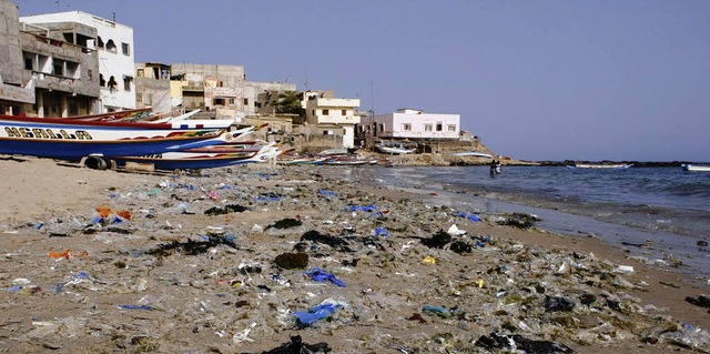 Dieser Strand in Ngor im Senegal ist m...ese so in die Nahrungskette gelangen.   | Foto: dpa
