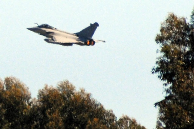 Ein franzsischer Rafale-Kampfjet startet auf Korsika.  | Foto: AFP