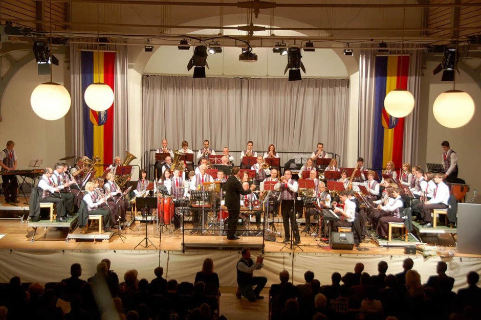 Beeindruckend: Die Stadtmusik mit 53 Musikerinnen und Musikern beim Jubiläumsabend auf der Bühne der Steinhalle. (Foto: Sylvia-Karina Jahn) Beeindruckend: Die Stadtmusik mit 53 Musikerinnen und Musikern beim Jubiläumsabend auf der Bühne der Steinhalle. (Foto: Sylvia-Karina Jahn)