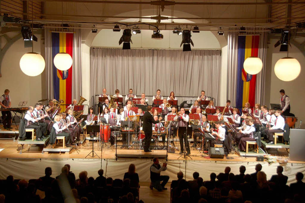 Beeindruckend: Die Stadtmusik mit 53 Musikerinnen und Musikern beim Jubilumsabend auf der Bhne der Steinhalle.