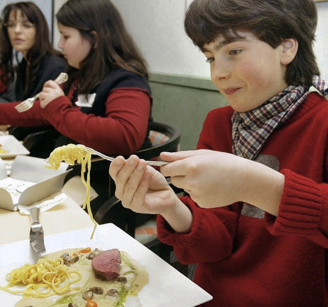 Auch Spaghetti-Essen will gelernt sein...der Benimmschule fr Kinder in Essen.   | Foto: Clauss/dpa
