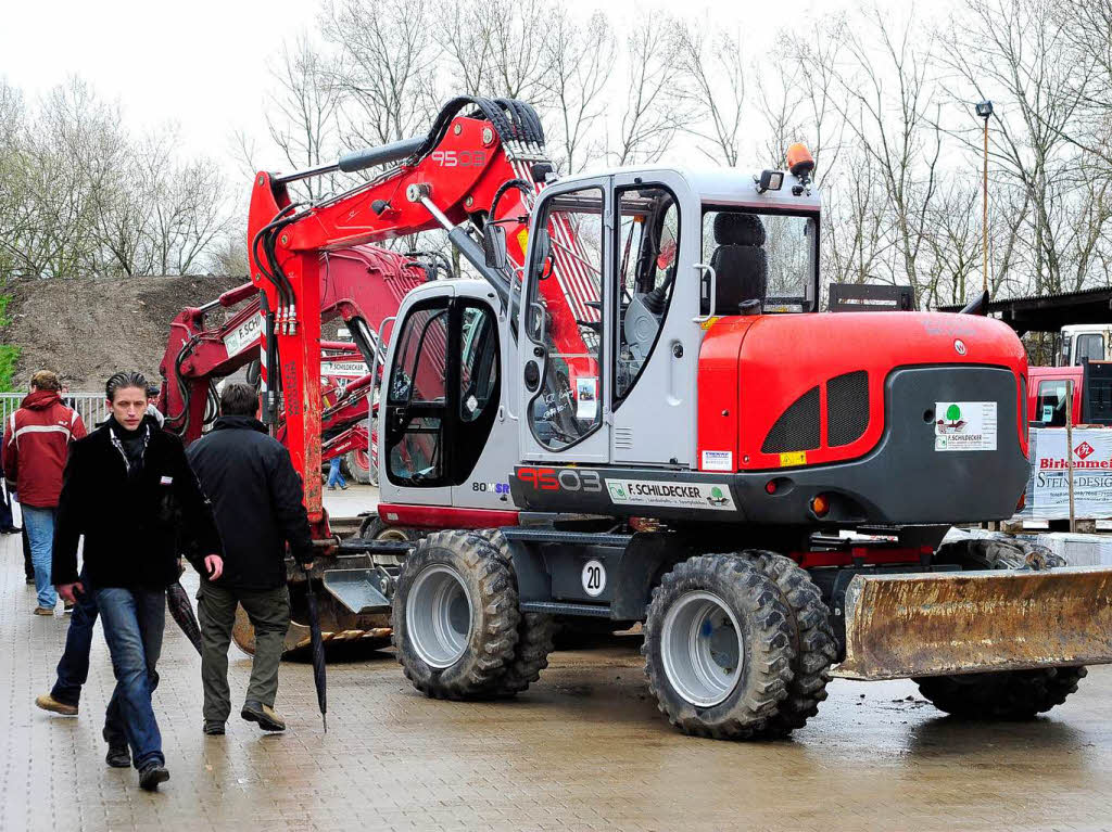 Versteigerung der Gartenbauposten und Landwirtschaftsmaschinen bei Franz Schildecker in Munzingen.