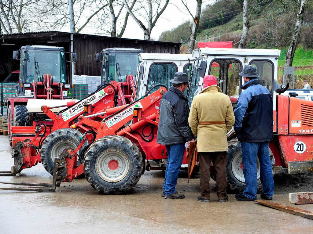 Versteigerung der Gartenbauposten und Landwirtschaftsmaschinen bei Franz Schildecker in Munzingen.