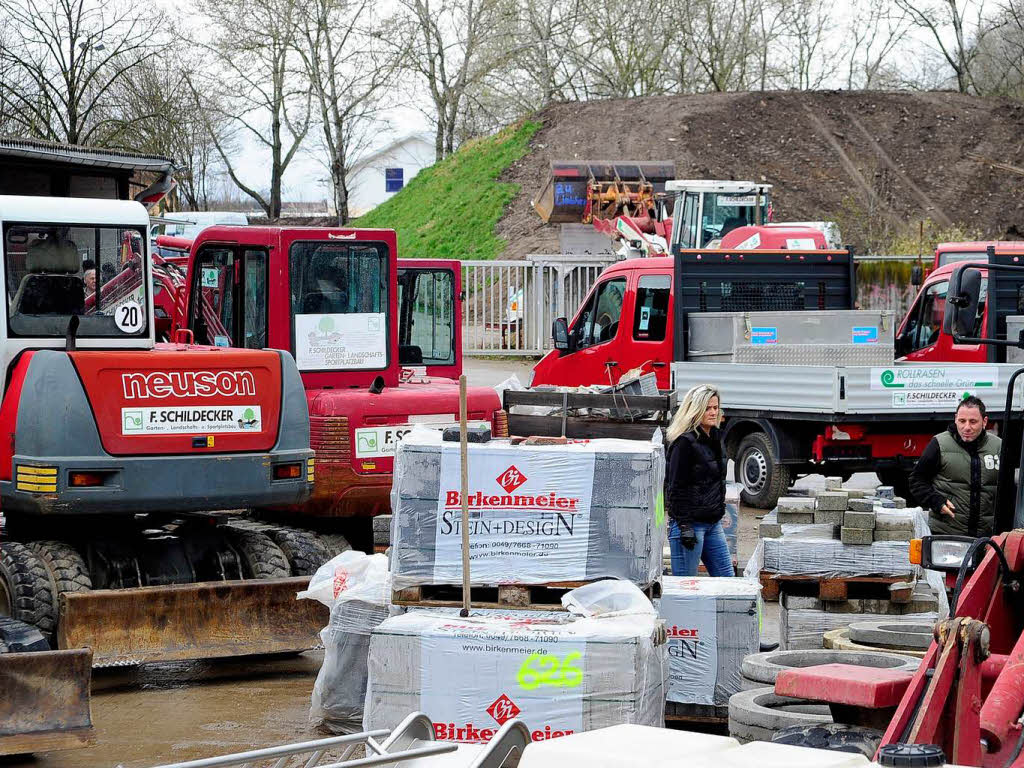 Versteigerung der Gartenbauposten und Landwirtschaftsmaschinen bei Franz Schildecker in Munzingen.