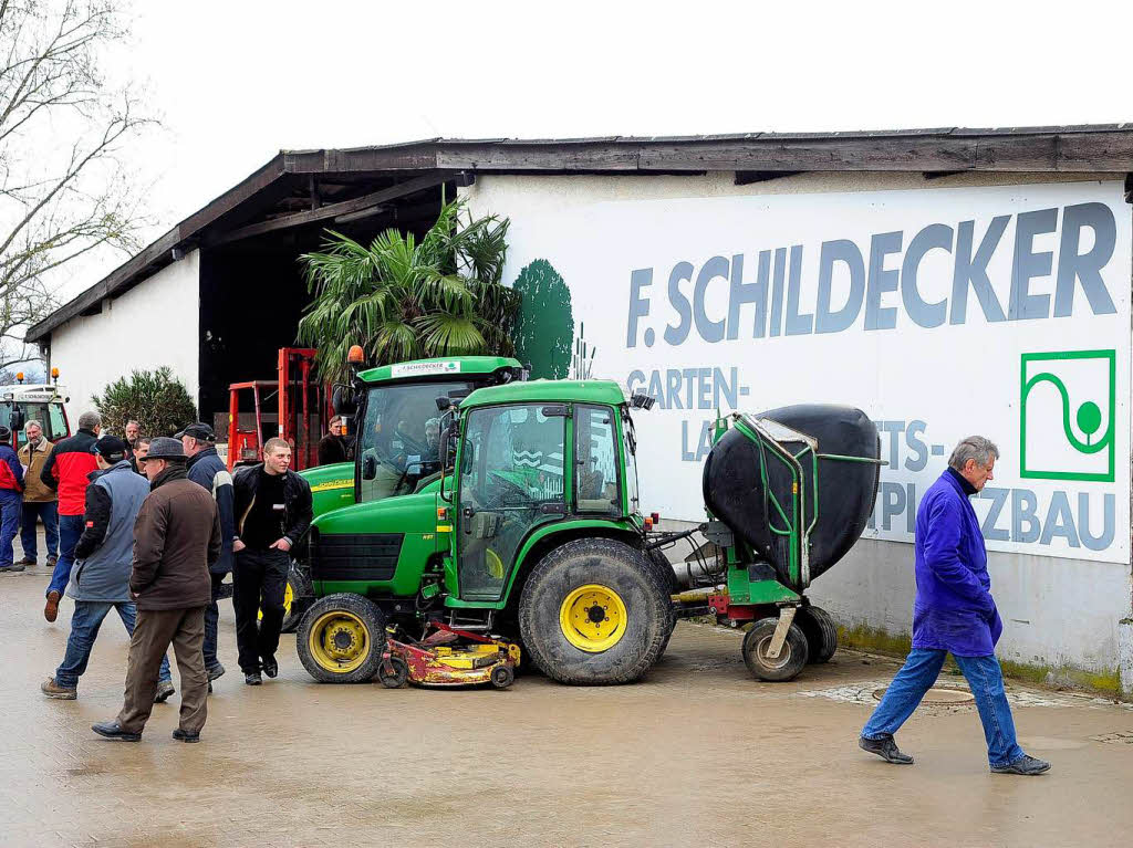 Versteigerung der Gartenbauposten und Landwirtschaftsmaschinen bei Franz Schildecker in Munzingen.