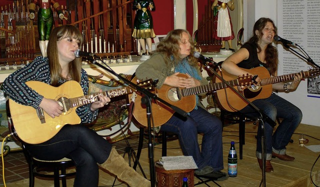 Jede geht ihren eigenen musikalischen ...oswitha und Theresa Dold (von links).   | Foto: Christine Speckner