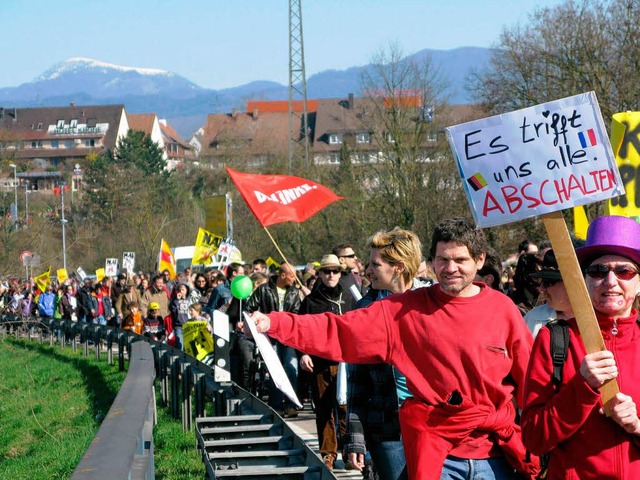 Tausende auf dem Weg zur Rheininsel &#...otest gegen die deutsche Atompolitik.   | Foto: Dorothee Philipp