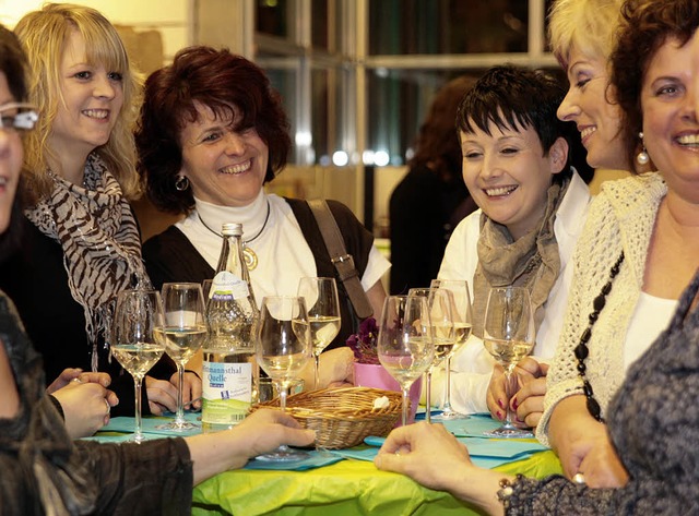 Frauen unter sich bei Wein, Sekt und H...1; das macht den Damen sichtlich Spa.  | Foto: e. Sieberts