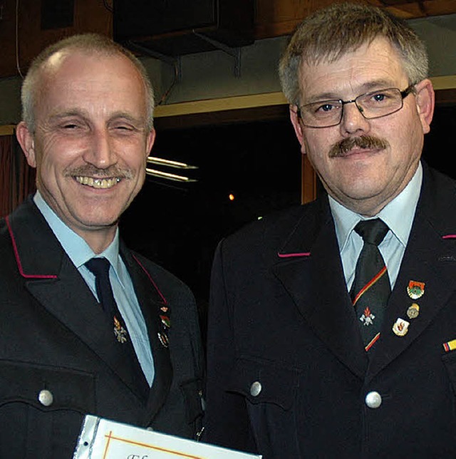 Abteilungsleiter Horst Simon (rechts) ... Schade fr 30 Jahre aktiven Dienst.    | Foto: WIK