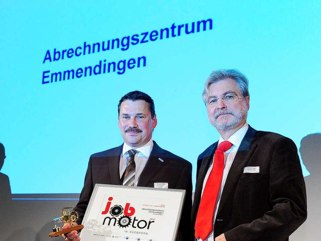 Gewinner in der Kategorie groe Unternehmen: Abrechnungszentrum Emmendingen, rechts Laudator Thomas Hauser, der Chefredakteur der BZ